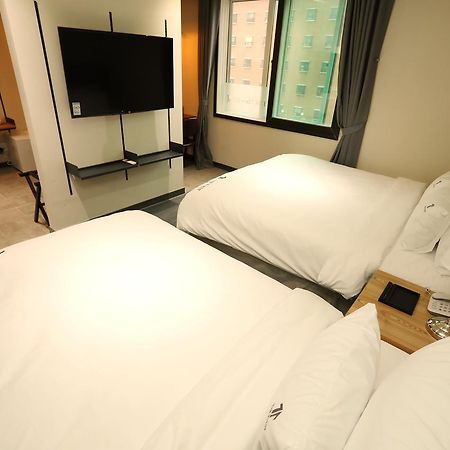The First Hotel Чханвон Екстер'єр фото