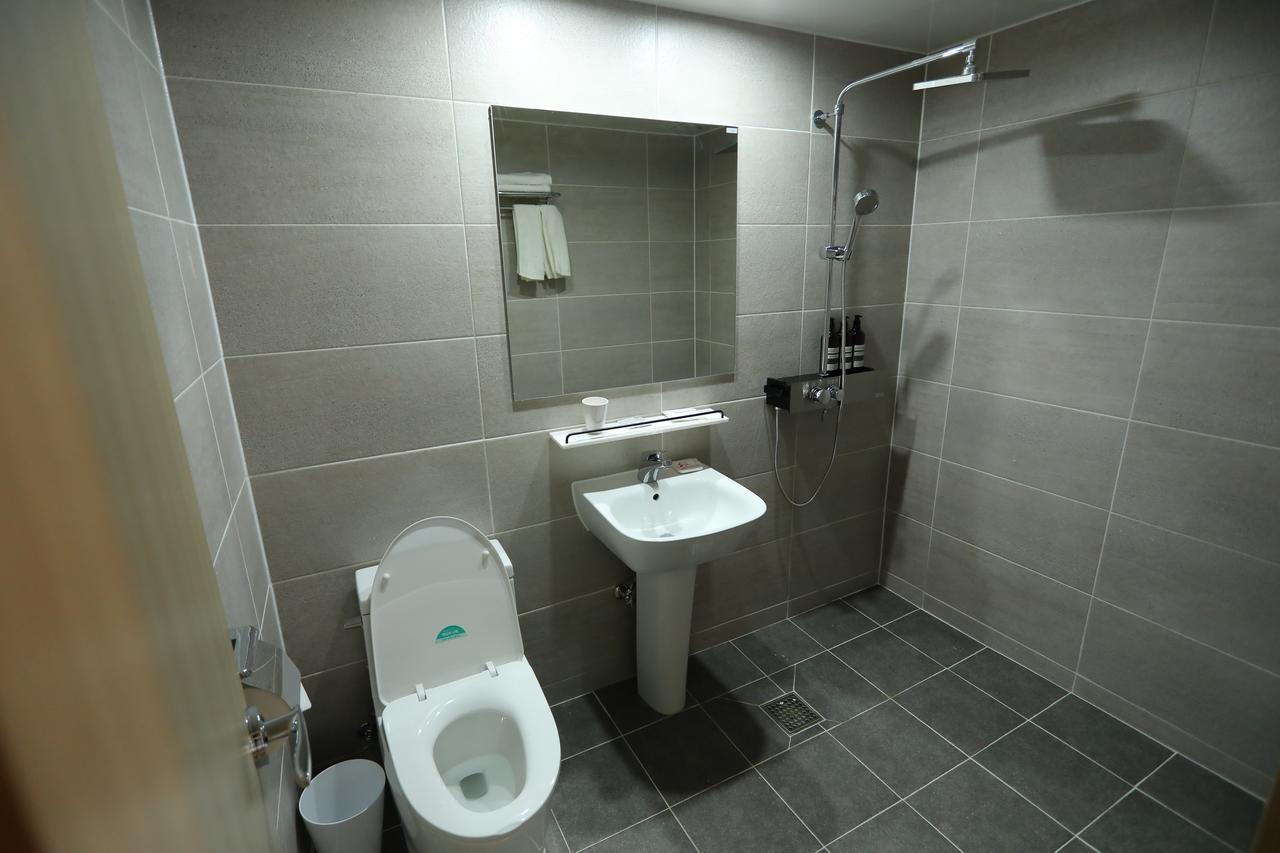 The First Hotel Чханвон Екстер'єр фото