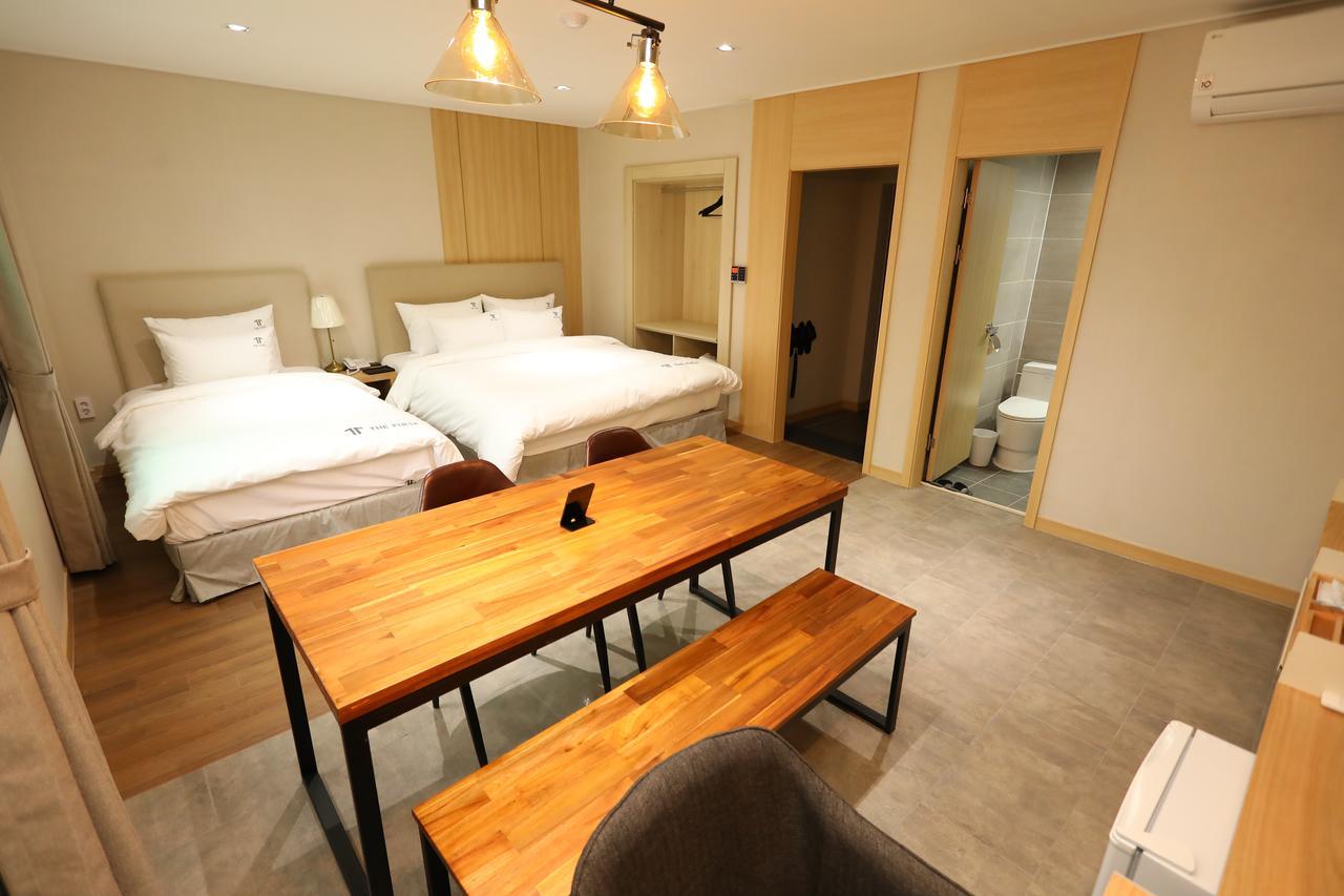 The First Hotel Чханвон Екстер'єр фото