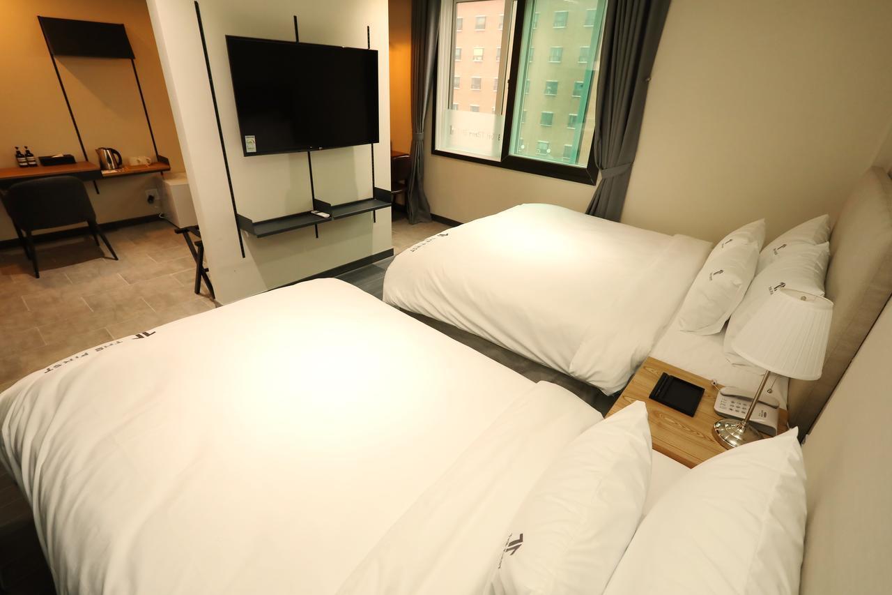 The First Hotel Чханвон Екстер'єр фото