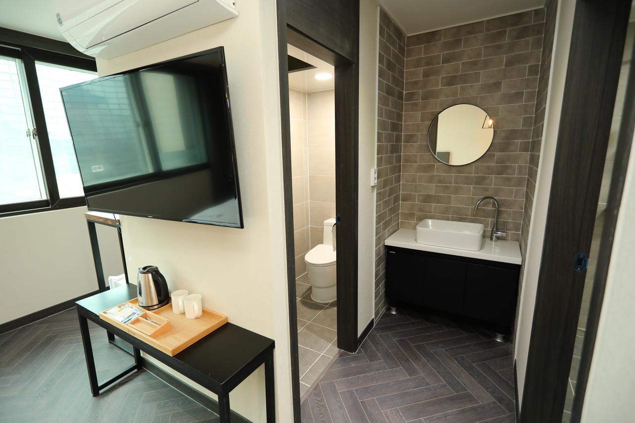The First Hotel Чханвон Екстер'єр фото