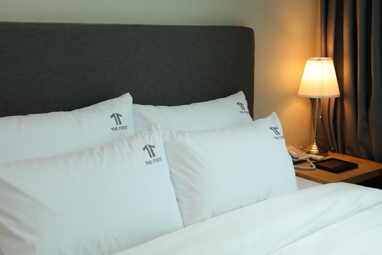 The First Hotel Чханвон Екстер'єр фото