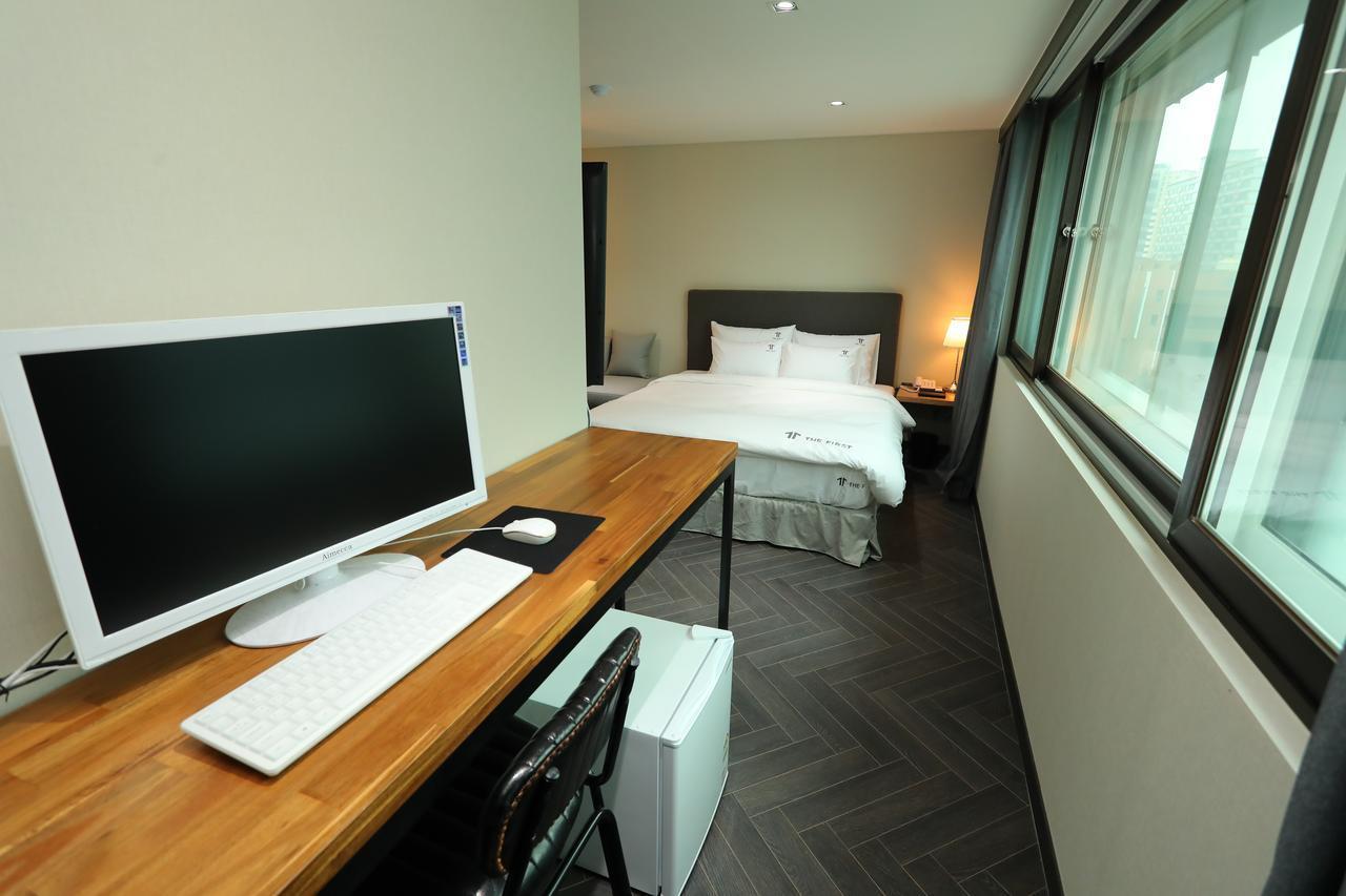 The First Hotel Чханвон Екстер'єр фото
