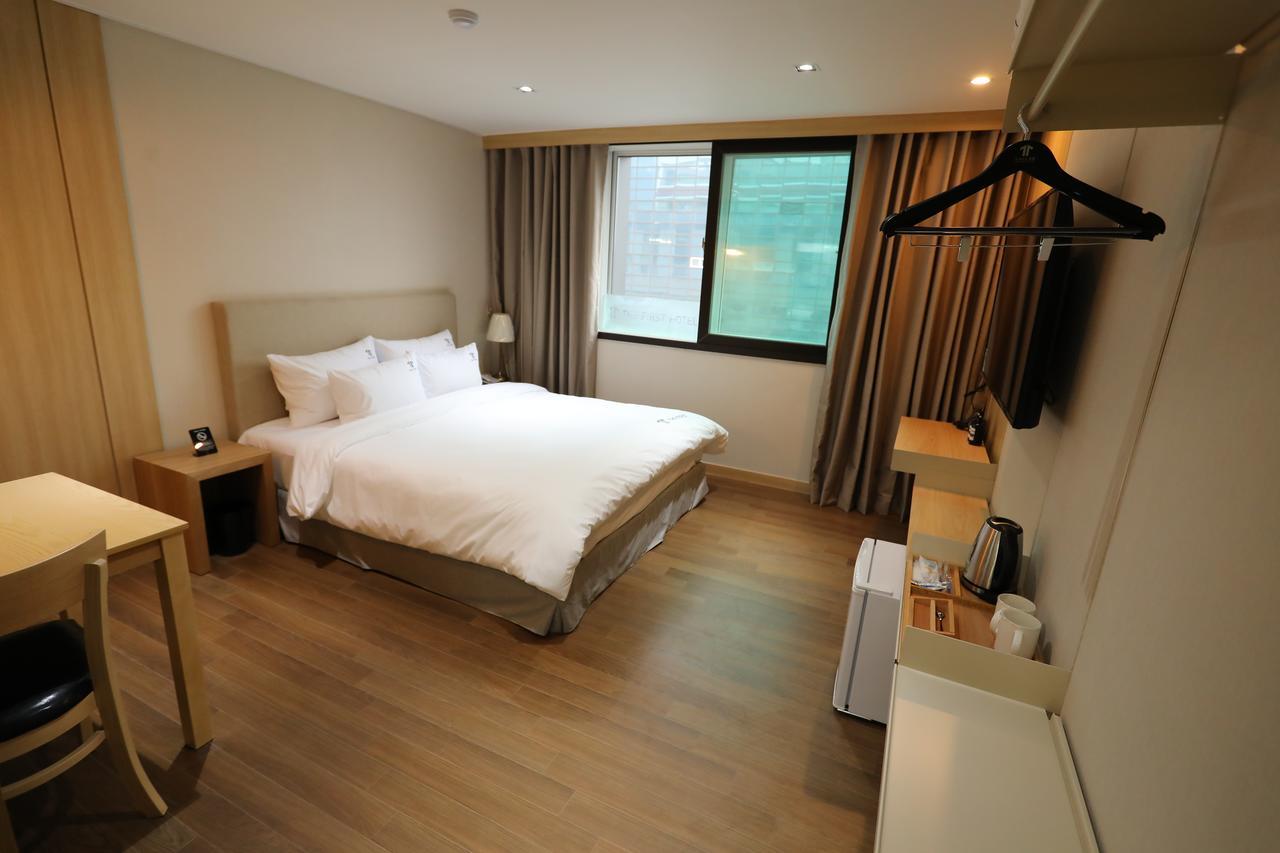 The First Hotel Чханвон Екстер'єр фото