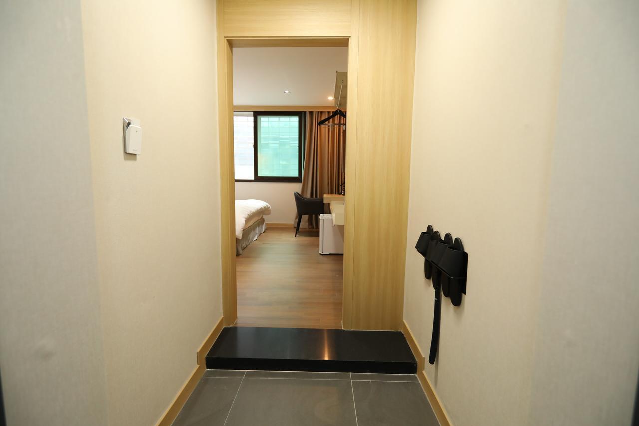 The First Hotel Чханвон Екстер'єр фото
