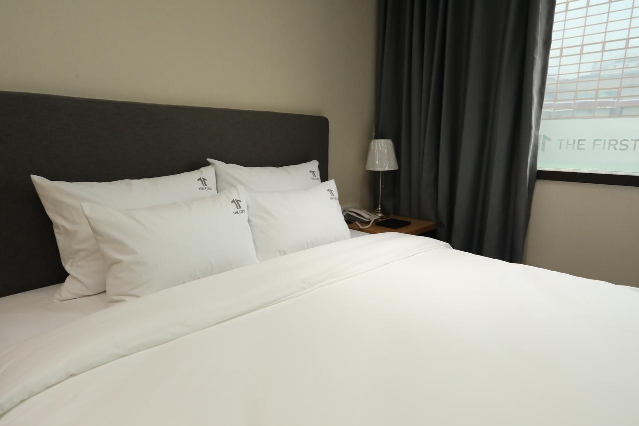 The First Hotel Чханвон Екстер'єр фото