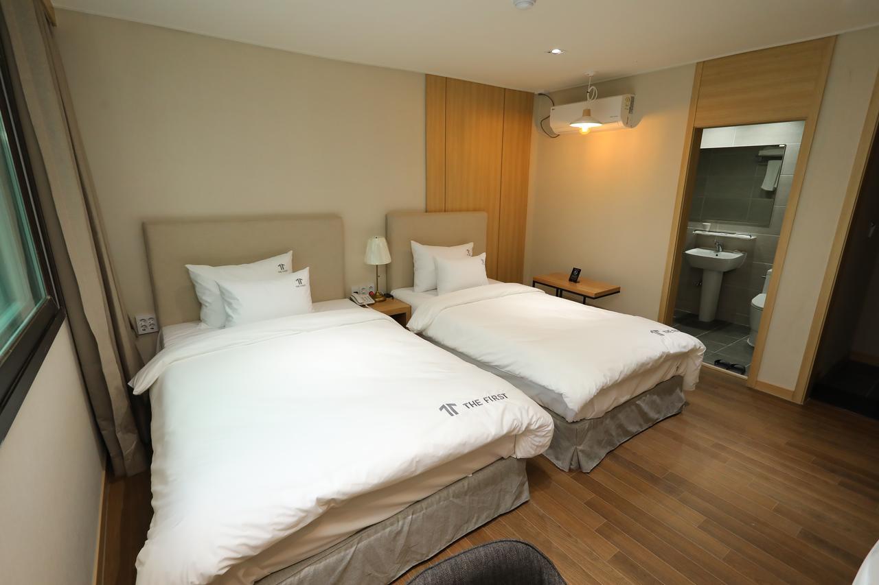 The First Hotel Чханвон Екстер'єр фото