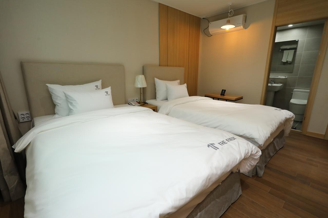The First Hotel Чханвон Екстер'єр фото