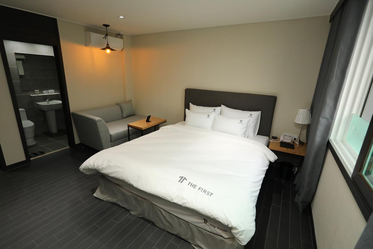 The First Hotel Чханвон Екстер'єр фото