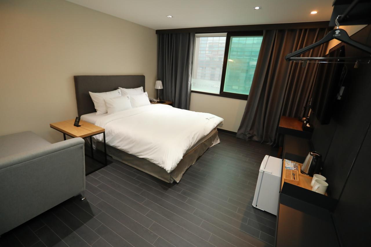 The First Hotel Чханвон Екстер'єр фото