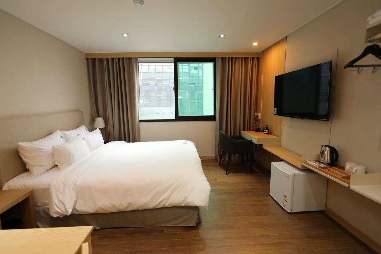 The First Hotel Чханвон Екстер'єр фото
