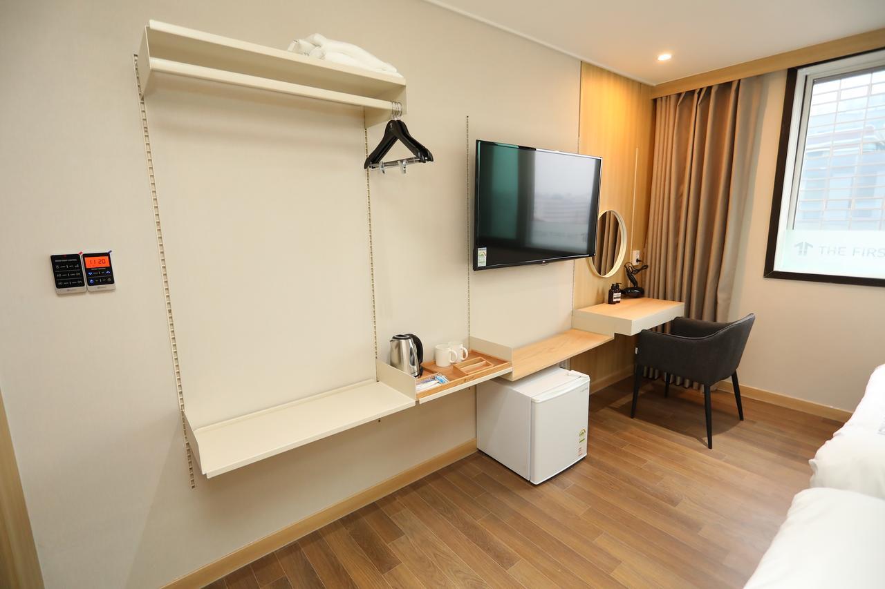 The First Hotel Чханвон Екстер'єр фото