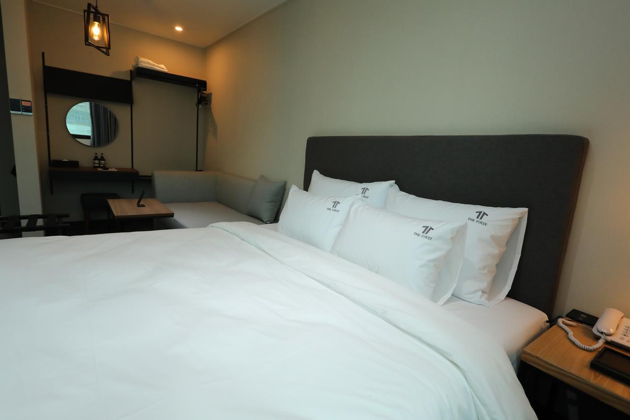 The First Hotel Чханвон Екстер'єр фото
