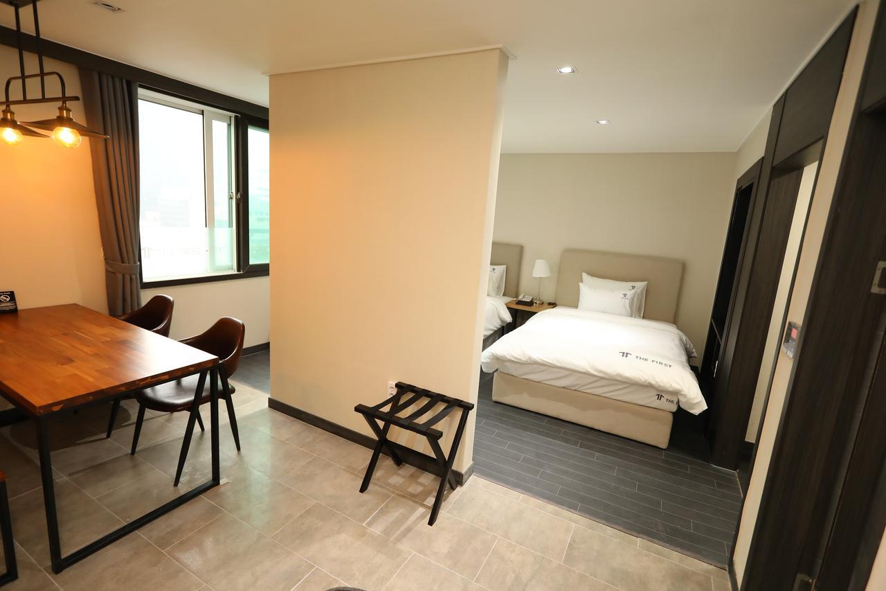 The First Hotel Чханвон Екстер'єр фото