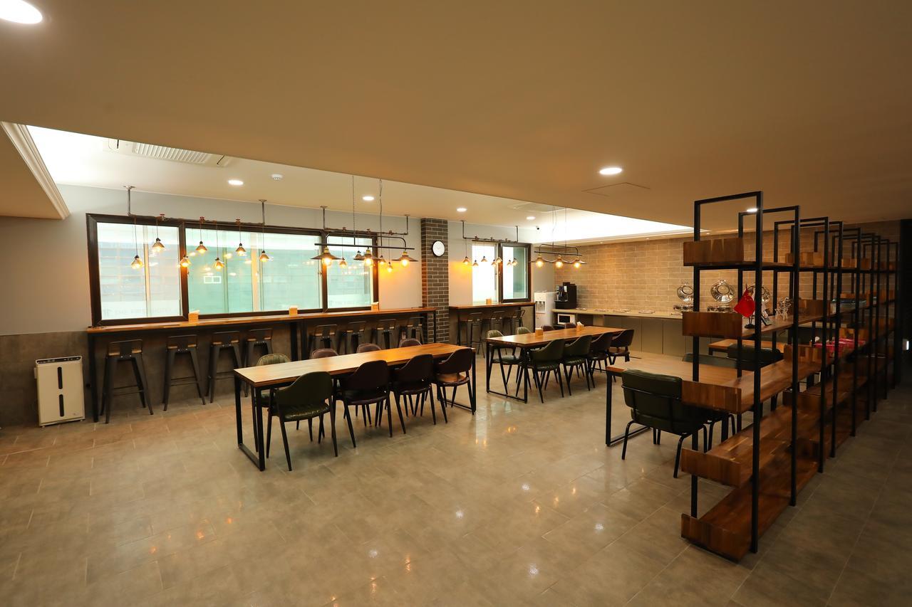 The First Hotel Чханвон Екстер'єр фото