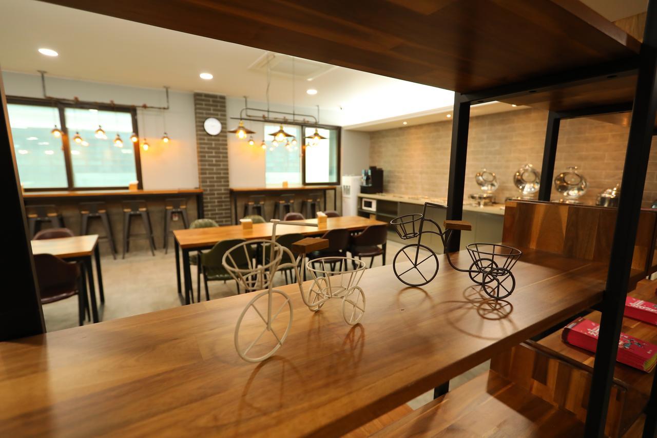 The First Hotel Чханвон Екстер'єр фото